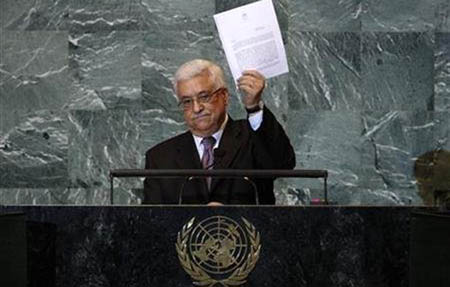 Tổng thống Palestine với lá đơn đề nghị LHQ công nhận Palestine là Nhà nước độc lập.